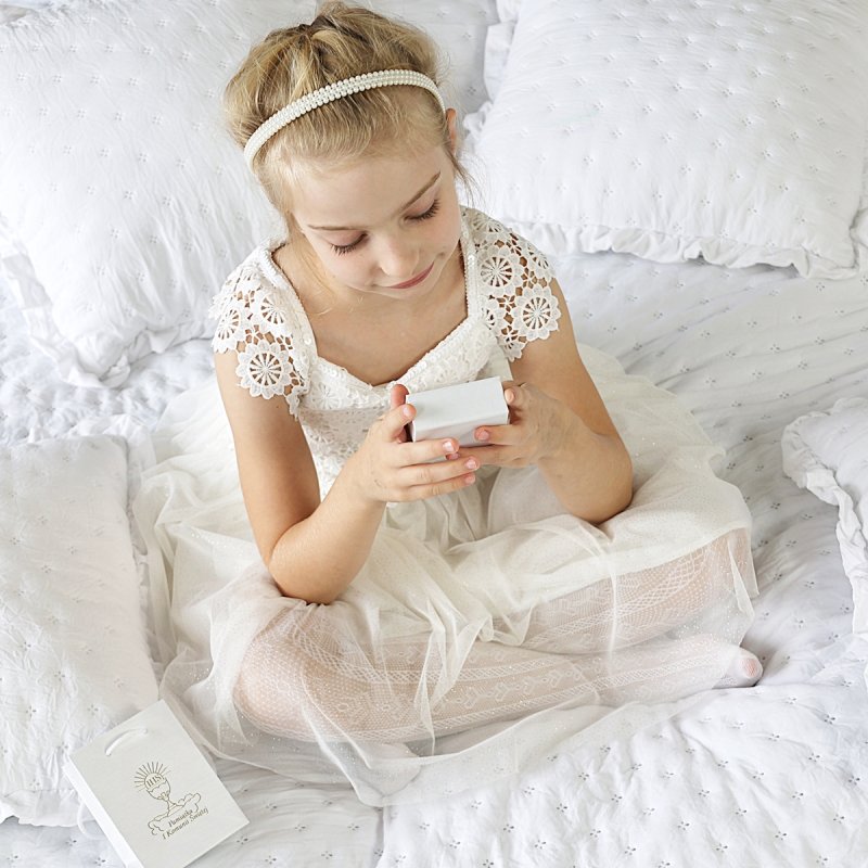 Srebrny łańcuszek z medalikiem Cudownym idealny zestaw na pierwszą Komunię Świętą