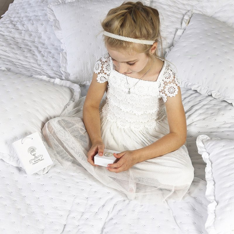 Srebrny łańcuszek z medalikiem Cudownym idealny zestaw na pierwszą Komunię Świętą